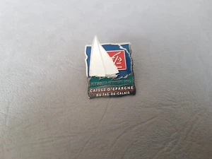 Pin's SPORT - VOILE - Plymouth Newport 1992 Caisse d'épargne du Pas de Calais - Picture 1 of 12