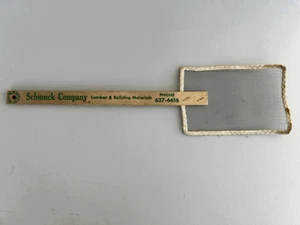Vintage WERBUNG FLIEGENKLATSCHE Gittergitter Holzgriff Schmuck Firma Bauholz - Bild 1 von 2