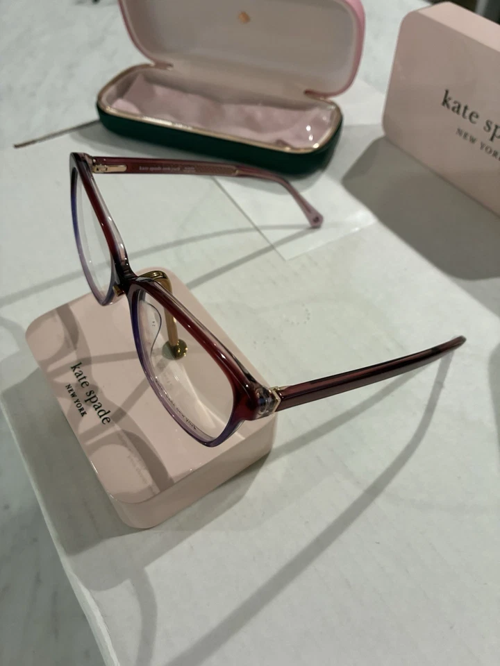 Gafas ACERRA para mujer Kate Spade New York. Descripción del color rojo violeta Foto 1 de 4