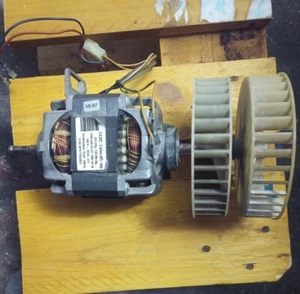 Bauknecht Antriebsmotor + Kondensator für Wäschetrockner TRK 4821 WS-EU - Bild 1 von 5