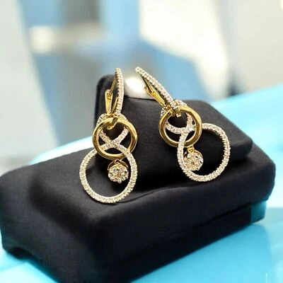 Pendientes colgantes pavé de diamantes naturales de corte brillante redondo de oro fino de 18 quilates de 1,25 TCW Foto 1 de 4