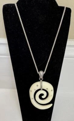 COLLAR ESPIRAL ESPÍRITU LIBRE Brighton Colgante Largo 34"-38" Resina Marfil Nuevo con Etiquetas Foto 1 de 4
