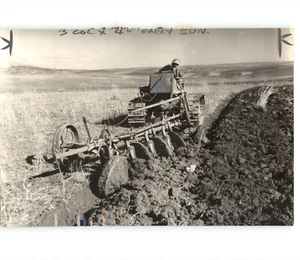 Tractor arrastre máquinas arado granja escena Israel vintage 1951 foto de prensa - Imagen 1 de 2