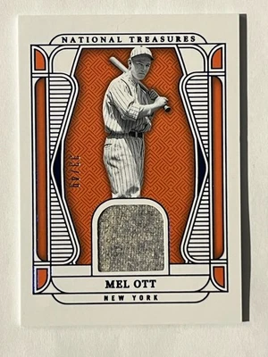 2025 PANINI НАЦИОНАЛЬНЫЕ СОКРОВИЩА МАТЕРИАЛ СОКРОВИЩА MEL OTT */49 ИЗНОШЕННЫЕ ГИГАНТЫ - Изображение 1 из 2