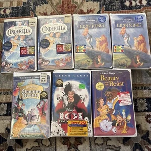 🔥Disney Sealed Lot 7 VHS Clamshell Movies Lion King Cinderella Sleeping Beauty - Foto 1 di 8