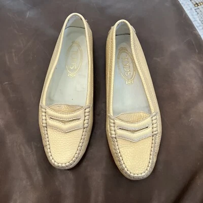 Mocasín dorado para mujer Tod’s Gommini Driving talla US 7 centavos mocasín Foto 1 de 4