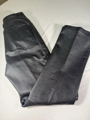 Calça de couro feminina Newport News tamanho 10 preta 30” costura interna perna reta - Imagem 1 de 4