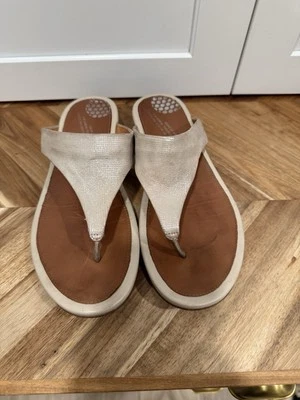 Sandalias Fitflop Crema con Suela Acolchada Talla 7.5 o 38 Foto 1 de 4