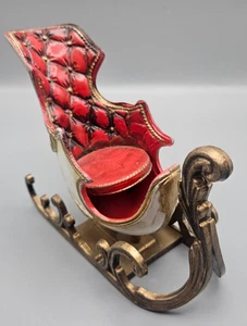 Viktorianischer weißer Schlitten mit goldfarbener und roter Polsterung, Kunststoff, 4,75" x 5,5" - Bild 1 von 6