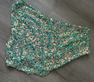 Top corto Boohoo de lentejuelas acuáticas de un hombro talla 16 brillante Foto 1 de 4