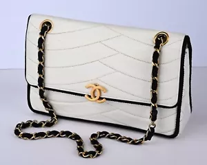 Rara borsa vintage anni 80 Chanel bianca con bordo nero e catena tono oro - RIDIPINTA - Foto 1 di 24