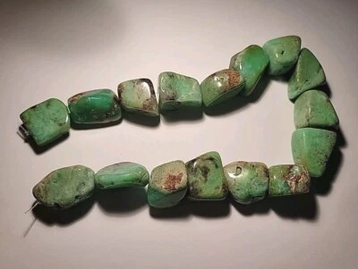 Pepitas de cuentas de crisoprasa de piedra natural caída - hilo de 16" Foto 1 de 4