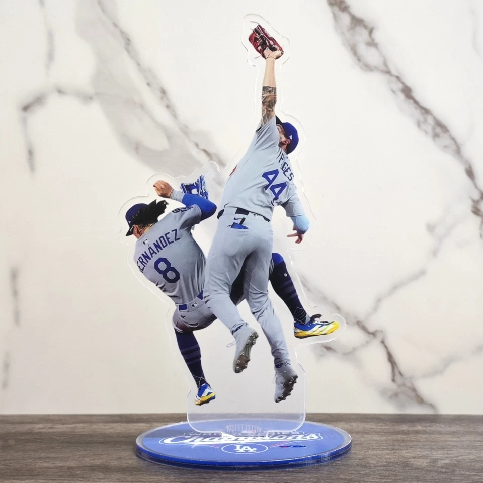 Andy Pages Catch Over Kiké Standee - Memorabilia de Campeones de la Serie Mundial 2025 Foto 1 de 4