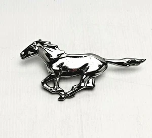 Vintage 1974 - 1978 FORD MUSTANG II Chrome Horse Grille Emblem - Bild 1 von 4