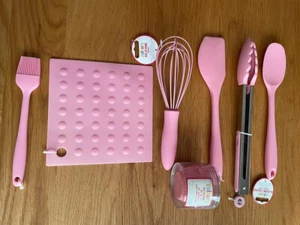 Paquete de utensilios de silicona artesanales de cocina bebé Barbie rosa - Imagen 1 de 3