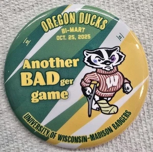 25. Oktober 2025 Oregon Ducks / Wisconsin Badgers College Football Knopf 2,5" NEU - Bild 1 von 2