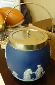 VINTAGE ESTATE WEDGWOOD BLUE JASPERWARE HANDLED BISCUIT BARREL JAR - Picture 1 of 12