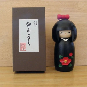 Poupée en bois mignonne du Japon *** Fille au Camélia / Japanese wooden doll - Picture 1 of 6
