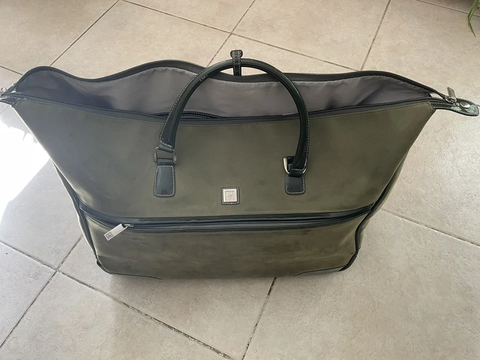 Bolsa de viaje con rodillo Diane Von Furstenberg verde claro (dañada) Foto 1 de 4