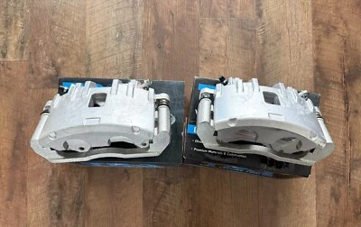 Комплект суппортов переднего тормоза TRQ совместим с Cadillac CTS 2004-2009 SRX 2006-2007 годов выпуска - Изображение 1 из 4