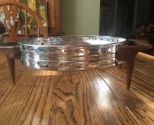 Soporte para cazuela Midcentury 8" de metal plateado y soporte de plástico de colección - Imagen 1 de 7