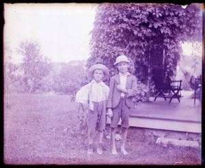 LATE 1800s or EARLY 1900s GLASS NEGATIVE, TWO BOYS LOOKING FOR TROUBLE??-2 - Picture 1 of 2
