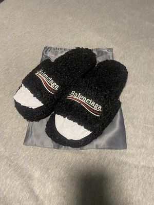 Diapositivas difusas negras Balenciaga Foto 1 de 4