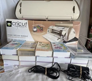 Pacchetto Cricut Expression 24" CREX001 Provo Craft Home Decor con 16 cartucce - Foto 1 di 16