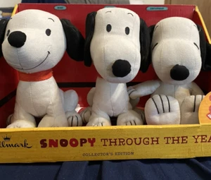 Peanuts Plüsch-Set "Snoopy Through The Years" aus Hallmark "Collectors Edition" - Bild 1 von 4