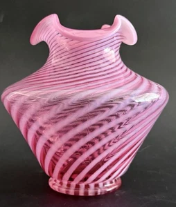 Vintage FENTON Spiral Optic Cranberry Opalescent Swirl Art Glass 5.5" POSY VASE - Picture 1 of 8