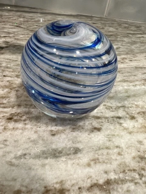 Pisapapeles Murano Swirl azul y blanco Foto 1 de 4