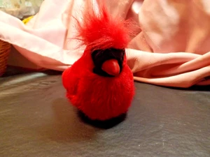K&M INTERNATIONAL 2001 PELUCHE ROJO CARDENAL FUNCIONANDO VOZ BATERÍAS NUEVAS - Imagen 1 de 5