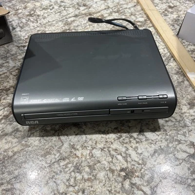 Компактный DVD-плеер RCA DRC277-A с аудиовизуальным шнуром и портом HDMI - с пультом дистанционного управления1 - Изображение 1 из 4