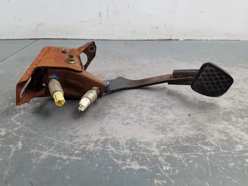 2000 99 00 Honda Civic Si EM1 Clutch Pedal Assembly #2486 X2 - Image 1 of 4