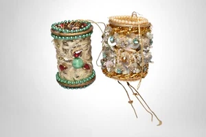 2 hermosos adornos de carrete vintage tela navideña pedrería lentejuelas cuentas - Imagen 1 de 7