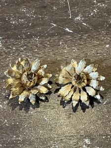 Vintage LISNER Clip On Earrings Champagne Gold Tone Flower - Picture 1 of 3
