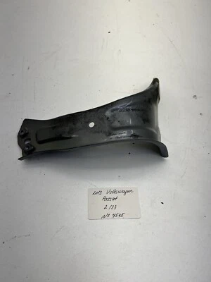 Soporte guardabarros delantero derecho Volkswagen Passat 2012-2015 OEM. Foto 1 de 4
