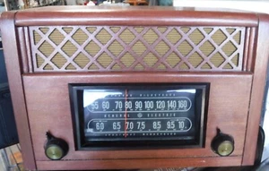 VINTAGE WOOD CASE RADIO for parts and display untested FREE SHIPPING - Picture 1 of 2