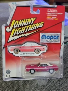 Johnny Lightning ‘70 Dodge Challenger magnet R/T Pink "White Lightning" - Picture 1 of 8