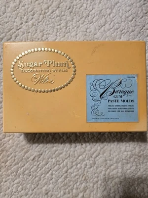 MOLDES DE PASTA DE GOMA BARROCA DE AÇÚCAR AMEIXA POR WILTON NA CAIXA ORIGINAL - Imagem 1 de 4