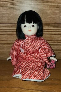 Muñeca de tela de vinilo japonesa Ichimatsu 1984 de colección ojos de cristal de kimono rojo 10" en muy buen estado - Imagen 1 de 3