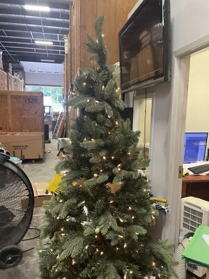 Árbol de Navidad artificial de abeto bálsamo delgado preiluminado de 7' luces transparentes - de Philips Foto 1 de 4