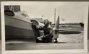 Piloto de la Segunda Guerra Mundial posando por Fairchild PT-19 entrenador cola número 64 foto 5x3 años 40 - Imagen 1 de 1