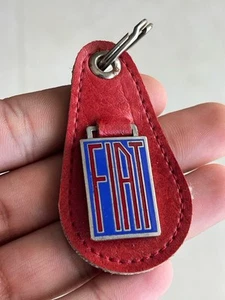 Portachiavi vintage da collezione pubblicitario FIAT smalto metallo pelle portachiavi - Foto 1 di 3