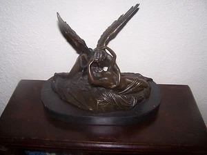 Schöne Bronzestatue auf Marmorsockel - klassische Figuren / geflügelte Verführung  - Bild 1 von 7