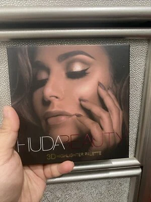 ~ HUDA BEAUTY ~ HUDA BEAUTY ~ 3D HIGHLIGHTER GOLDEN SAND. FULL SIZE