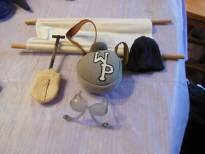 Lotto accessori Hasbro GI Joe barella, mensa, berretto cappello in maglia, occhiali e pala - Foto 1 di 9