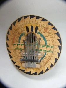 Piano de pulgar KALIMBA 7 notas media forma de coco pintado arte nativo vintage - Imagen 1 de 8