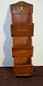 Vintage 70er Jahre Holz Wandbehang Organizer Rechnungen Buchstaben Autoschlüssel - Bild 1 von 3