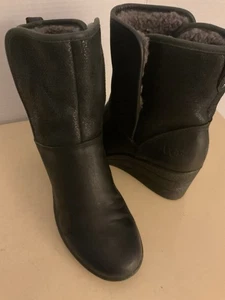 UGG Damen Schwarz Leder Plateau Wasserdicht Renata Keilabsatz Stiefel Größe 7 Euro 38 - Bild 1 von 9